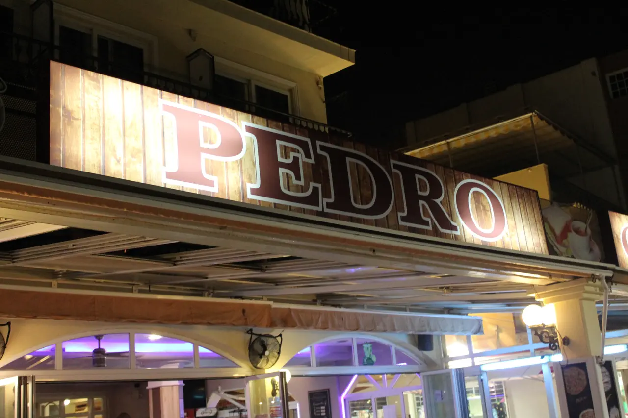 Gevel van Hotel Pedro bij avond
